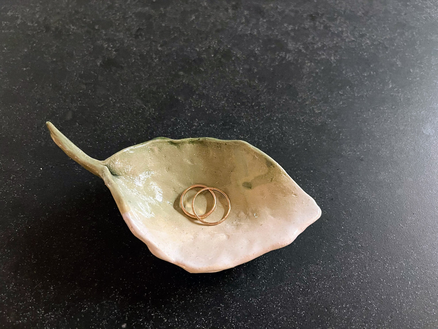 Leaf shaped ring dish